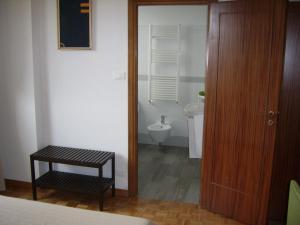 ボローニャにあるB&B La Zuccaのバスルーム(洗面台、トイレ、ドア付)