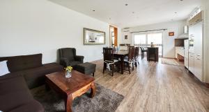 Il comprend un salon et une cuisine avec un canapé et une table. dans l'établissement Apartment Sandro, à Vilanija