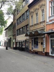 ジェールにあるKuckó Panzió Győrの建物のある街の空き道