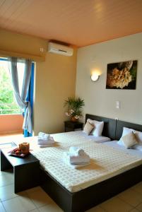 Ένα ή περισσότερα κρεβάτια σε δωμάτιο στο Iliovasilema Hotel