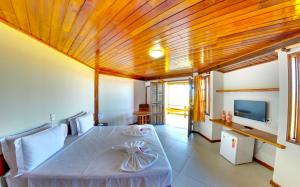 Televisyen dan/atau pusat hiburan di Makaira Beach Resort