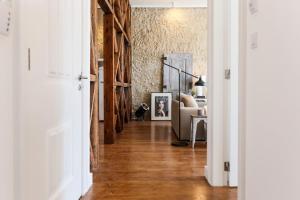 een hal met houten vloeren en een woonkamer bij Prime Lisbon - Boavista 44 in Lissabon