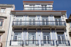 een gebouw met een balkon aan de zijkant bij Prime Lisbon - Boavista 44 in Lissabon