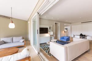sala de estar con sofá blanco y mesa en 005 Marina Apartment en Ciudad del Cabo