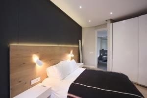 ケープタウンにある005 Marina Apartmentのベッドルーム(ライト付きの白黒ベッド1台付) +7枚の写真