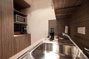 
a kitchen with a sink and a refrigerator at B&B Appartements in Tuttlingen

