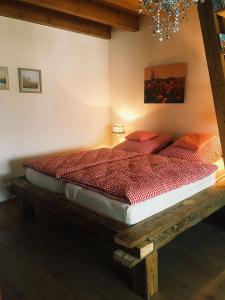 1 cama grande en una habitación con en Biohof Zahn en Hockenheim