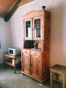 un armario de madera en la esquina de una habitación en Biohof Zahn en Hockenheim