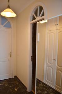 a room with a door and a hallway at Studio Buenovista in Los Carrizales