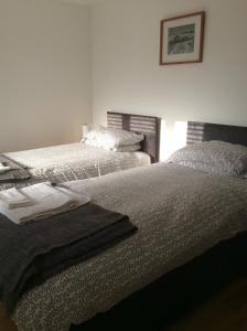 two beds sitting next to each other in a bedroom at The Old Post Office,Hassocks in Ditchling