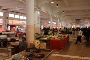 eine Gruppe von Menschen, die über einen Bauernmarkt schlendern in der Unterkunft Résidence Le Président - Forville in Cannes