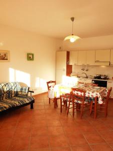マリーナ・ディ・マンカヴェルサにあるVille Amalfiのリビングルーム(テーブル、椅子付)、キッチン