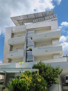 un edificio con un cartel de montaje en el hotel en Hotel Monti, en Rímini