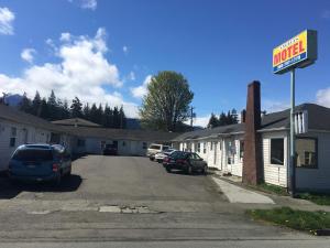 un'auto parcheggiata in un parcheggio vicino a un motel di Angeles Motel a Port Angeles