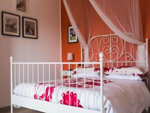 A bed or beds in a room at B&B Costa D'Abruzzo