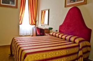 Un pat sau paturi într-o cameră la Hotel Brignole