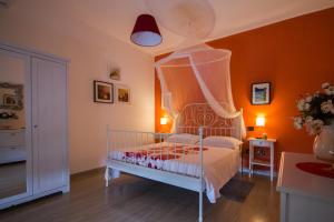 1 dormitorio con 1 cama blanca con dosel en B&B Costa D'Abruzzo, en Fossacesia