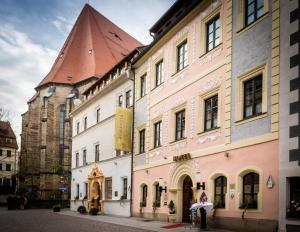 un edificio con una torre de reloj en una calle en Romantik Hotel Deutsches Haus, en Pirna