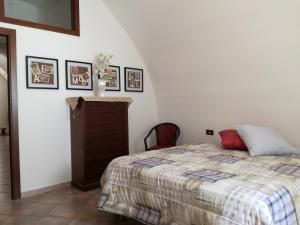 una camera con letto e cassettiera di Porta Nuova a Putignano