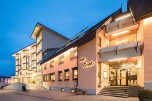 a facade of a building with lights on at Hotel Rose in Bretzfeld