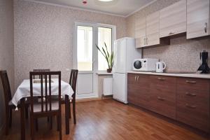 cocina con mesa y microondas blanco en Kiev Sophii Rusovoi Apartment, en Kiev