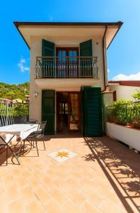 a house with a table and chairs and a balcony at Il Tiglio in Moneglia