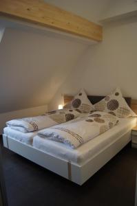 Ένα ή περισσότερα κρεβάτια σε δωμάτιο στο Wein- & Ferienhaus Jörg Weirich