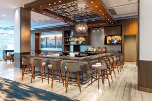 Khu vực lounge/bar tại JB Duke Hotel