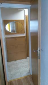 ヴロツワフにあるPod Mostemの洗面台付きのバスルームへのドア
