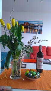 ヴロツワフにあるPod Mostemのワイン1本と花瓶