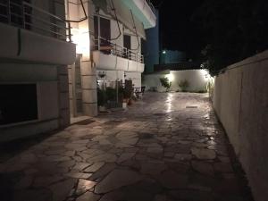 an empty alley at night with a building at Apartment in Markopoulo center in Markopoulo