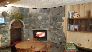 TV a/nebo společenská místnost v ubytování Taverna Semon