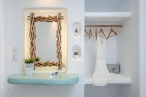 een badkamer met een spiegel en een wastafel bij Naxian Breeze in Agia Anna Naxos