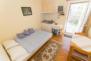 馬卡爾斯卡的住宿－Studios Jakov，小房间设有床和水槽