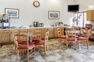 comedor con mesa y sillas en Travelodge by Wyndham Longmont, en Longmont