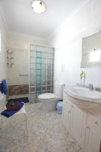 ein weißes Badezimmer mit Waschbecken und Toilette in der Unterkunft MarySol 6 terrace with sea views, close to the sea in Punta de Mujeres + 57 Fotos