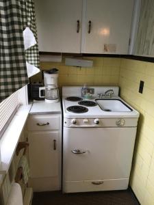 Кухня или мини-кухня в Dixon Lake Resort Motel
