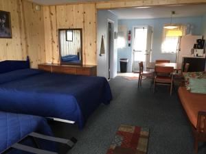 Гостиная зона в Dixon Lake Resort Motel