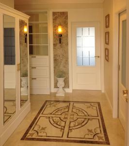 a hallway with a door and a rug at Apartments at Commodoro in Villeneuve-Loubet