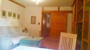 ein Wohnzimmer mit einem Sofa und einem Tisch in der Unterkunft Appartement Gnaiger in Forstau