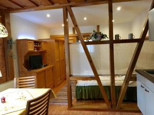 - une cuisine avec une chambre dotée de lits superposés dans l'établissement Appartement Gnaiger, à Forstau