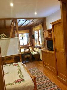 a small room with a kitchen and a living room at Appartement Gnaiger in Forstau