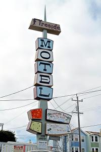 un cartel de un motel mexicano en una calle en Fireside Inn By The Beach Boardwalk & Bowling, en Santa Cruz