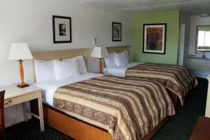 Un pat sau paturi într-o cameră la Fireside Inn By The Beach Boardwalk & Bowling