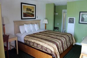 Llit o llits en una habitació de Fireside Inn By The Beach Boardwalk & Bowling