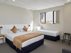 Кровать или кровати в номере Three Palms Lodge