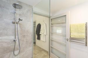 a bathroom with a shower and a glass shower stall at Planetrees Estate in Beechworth