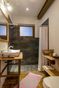 Koupelna v ubytování Hotel Patagonia House + 37 fotografií