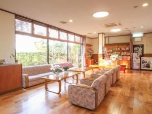 uma sala de estar com sofás e mesas num quarto em Ryokan Hirayama em Ueki