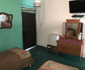 Habitación con 2 camas, espejo y tocador. en Finca Huayrapuca in 